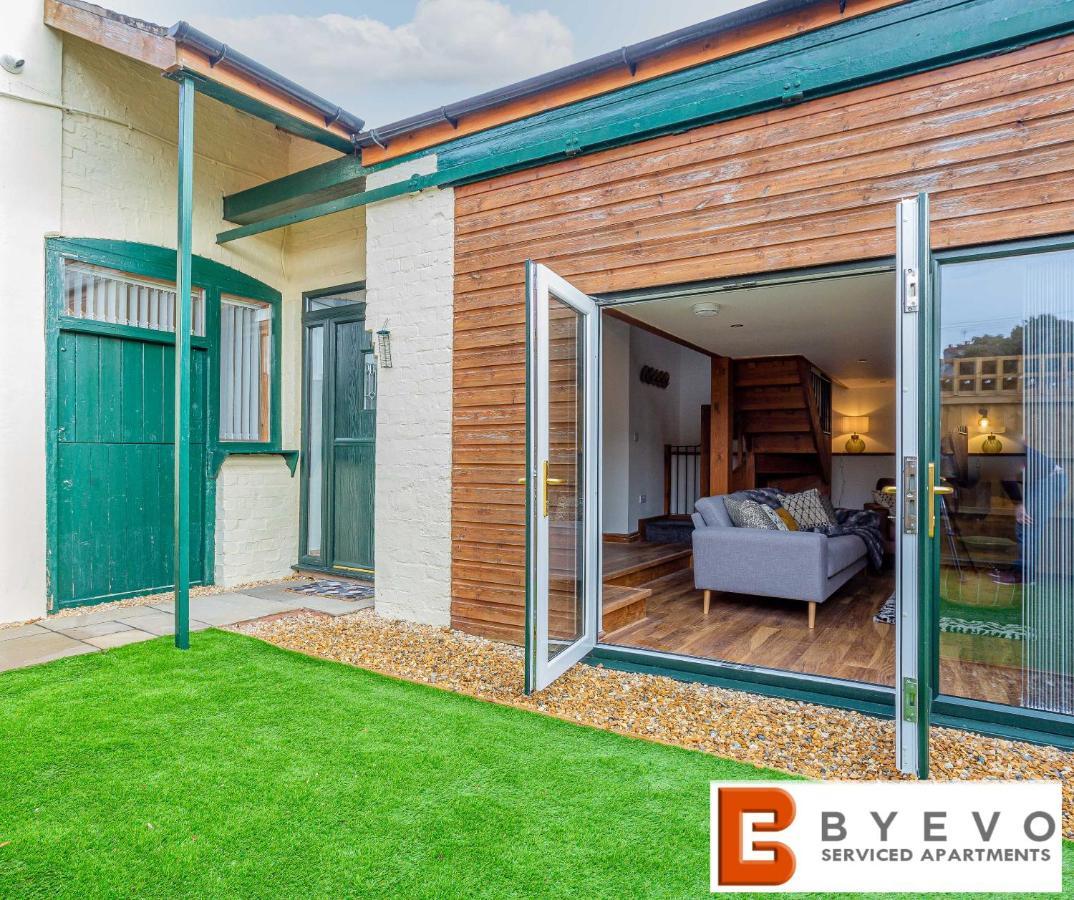 Byevo Oswestry Barn - Quirky Romantic Retreat Or Cosy Contractor Base Exterior photo